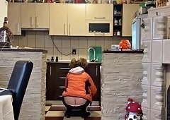 Sexy Emelis Big Butt Crack Tease
