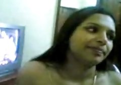 Sexy mature indian lady shows of her nice tits and teasing on webcam